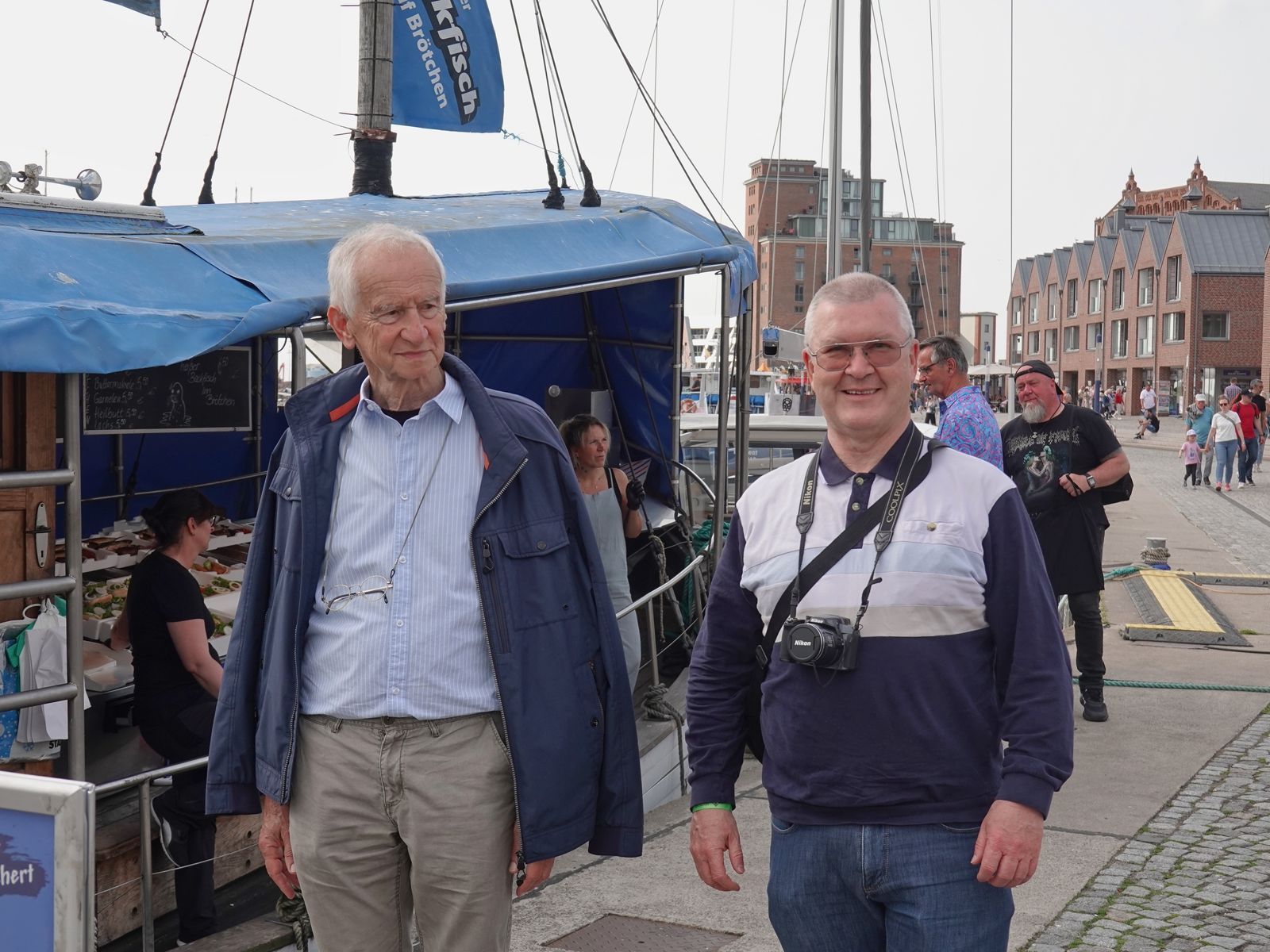 Zwei Personen spazieren im Hafen von Wismar