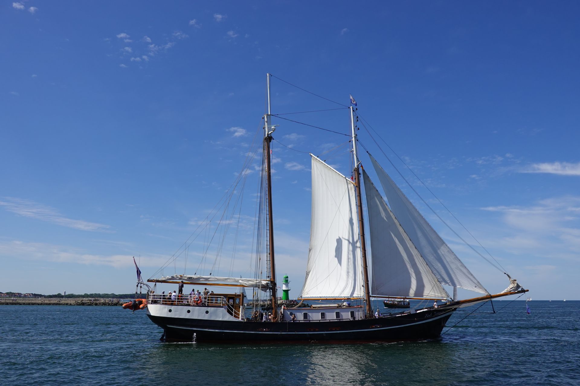 Schiff vor Leuchtturm Warnemünde