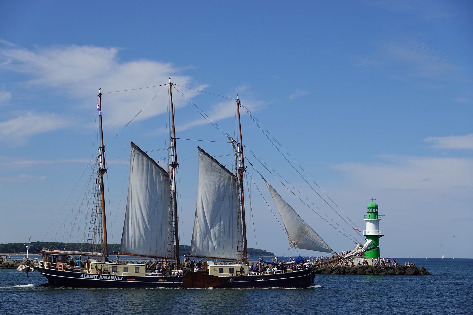Schiff vor Leuchtturm Warnemünde