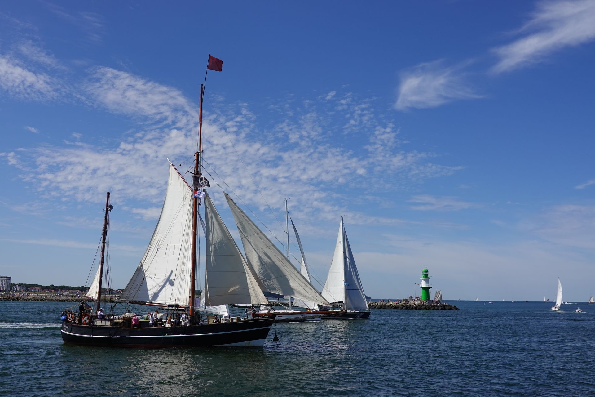 Schiff vor Leuchtturm Warnemünde
