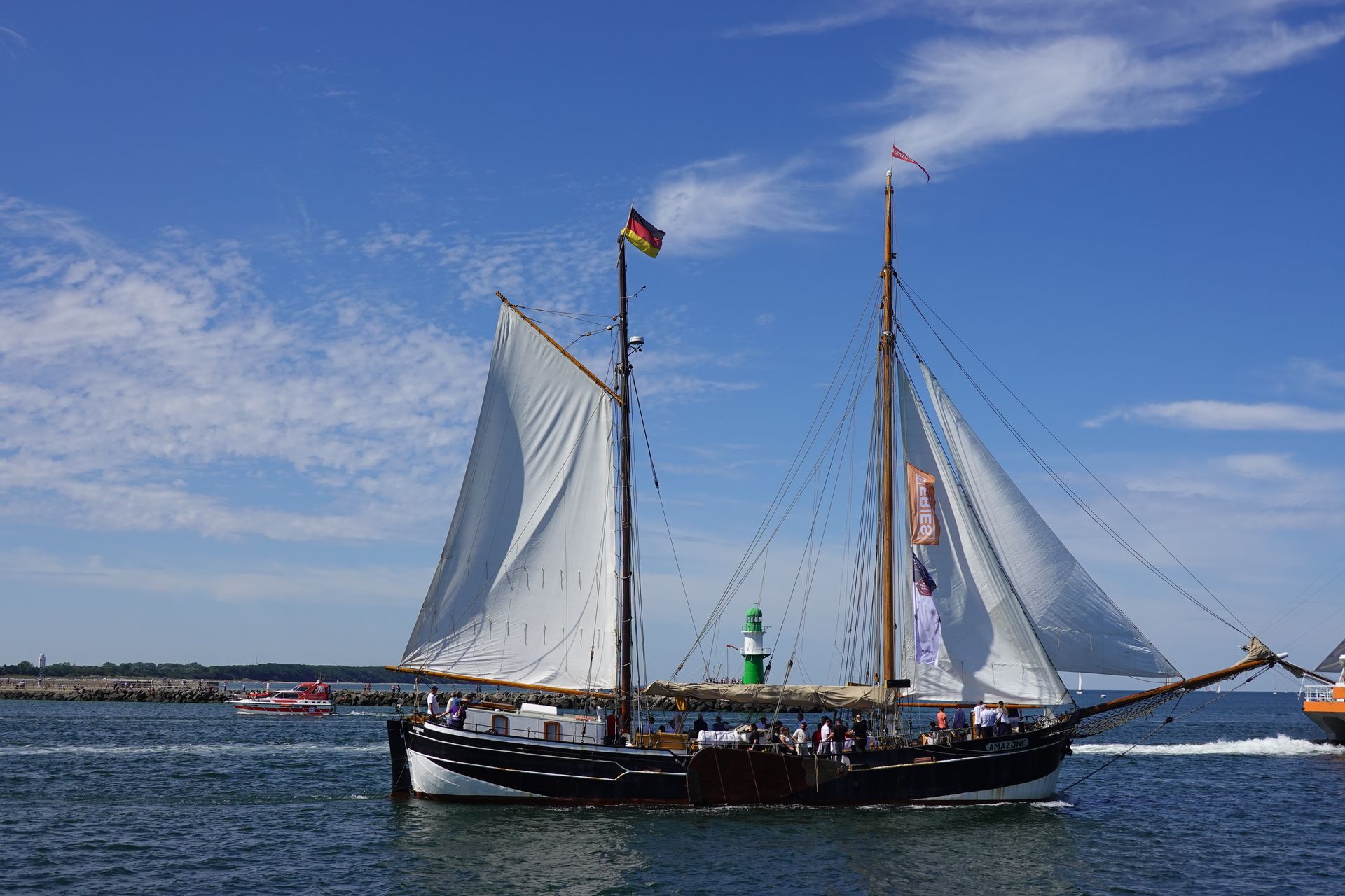 Schiff vor Leuchtturm Warnemünde
