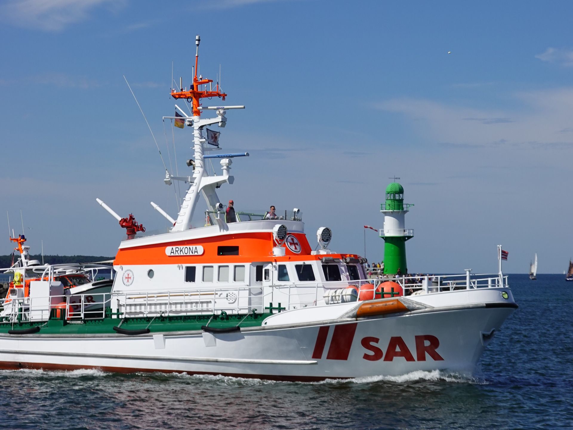 Schiff vor Leuchtturm Warnemünde