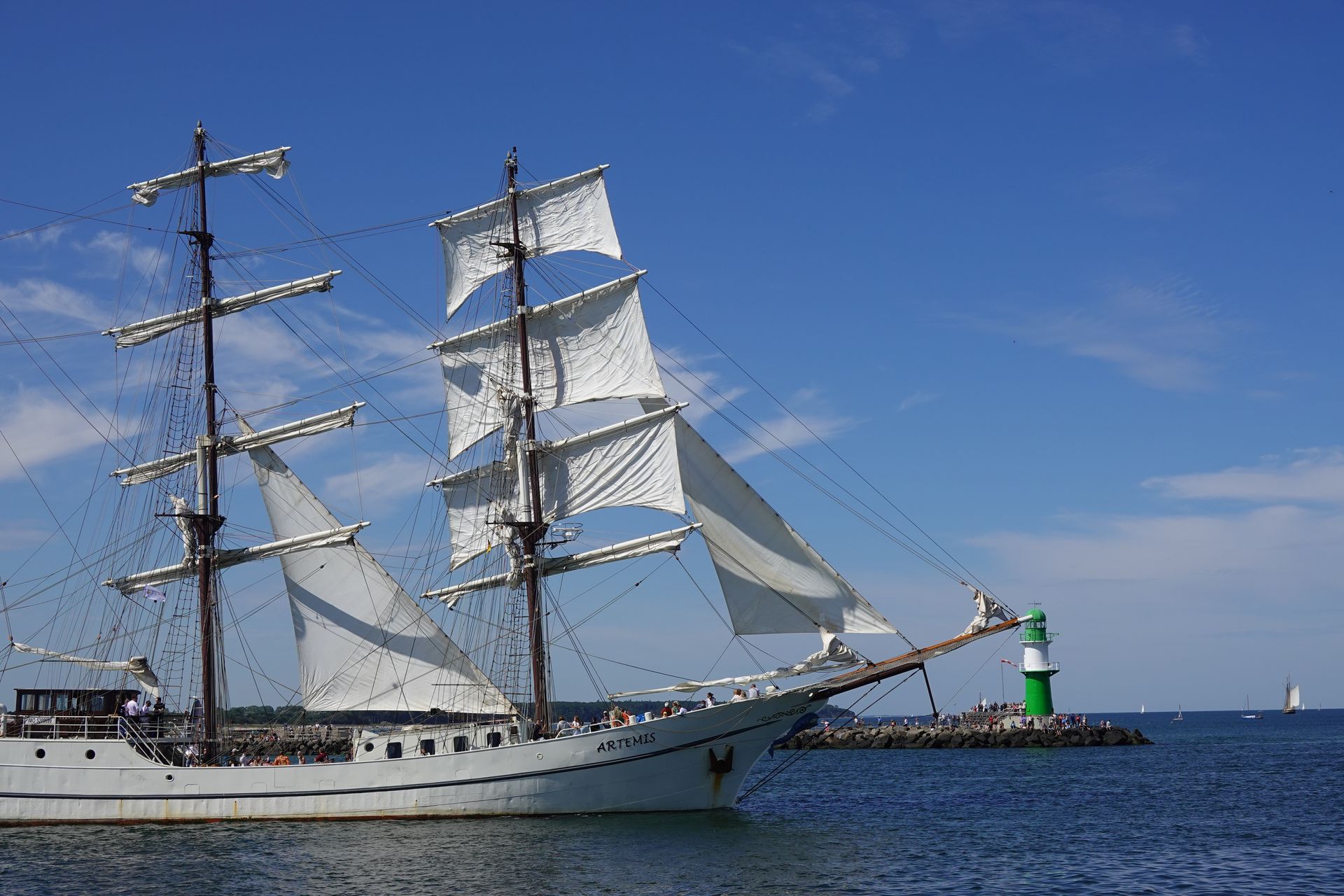Schiff vor Leuchtturm Warnemünde