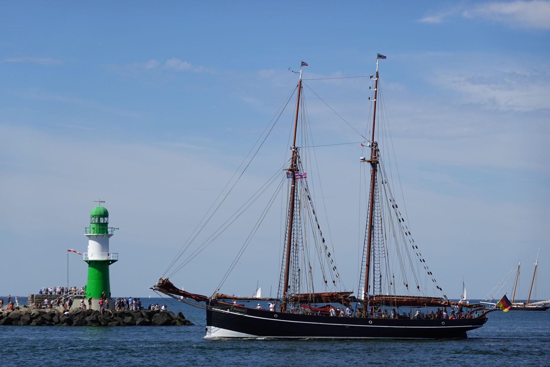 Schiff vor Leuchtturm Warnemünde