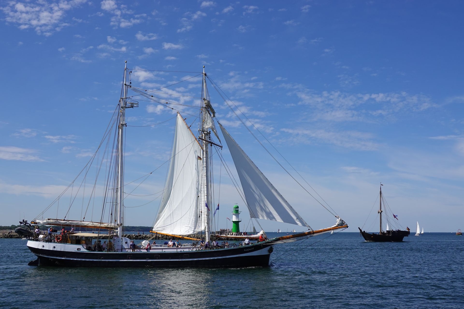 Schiff vor Leuchtturm Warnemünde