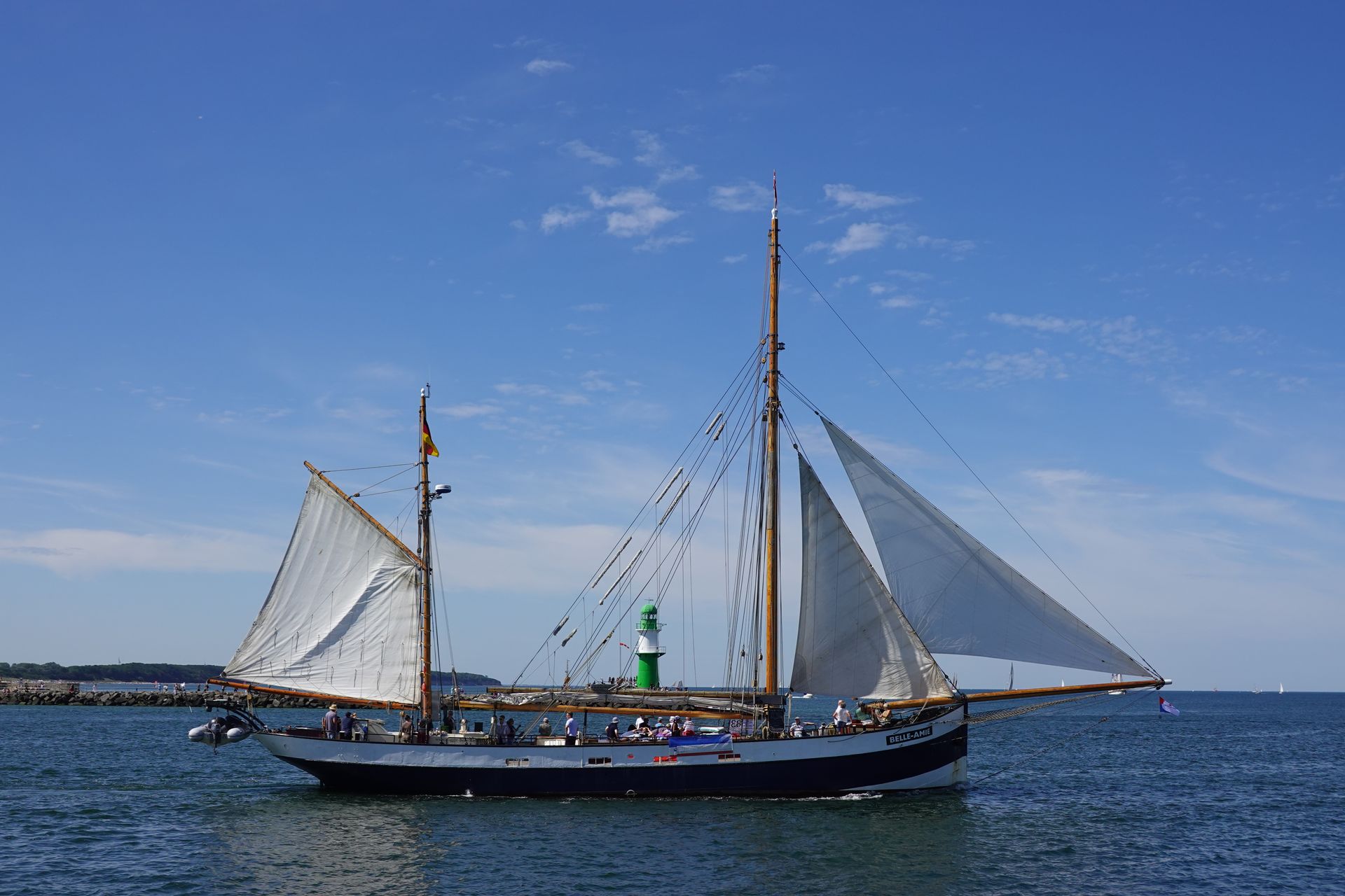 Schiff vor Leuchtturm Warnemünde