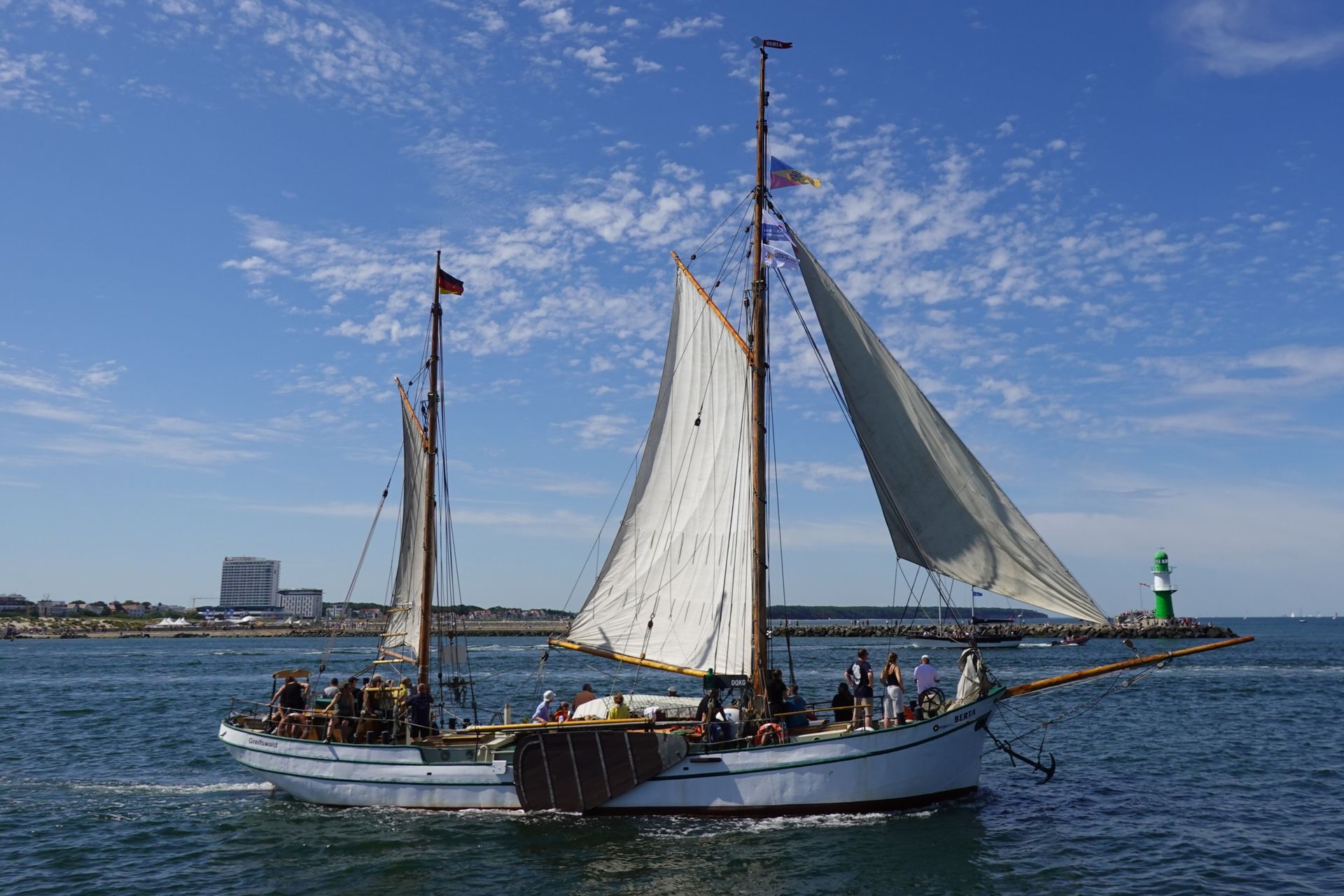 Schiff vor Leuchtturm Warnemünde