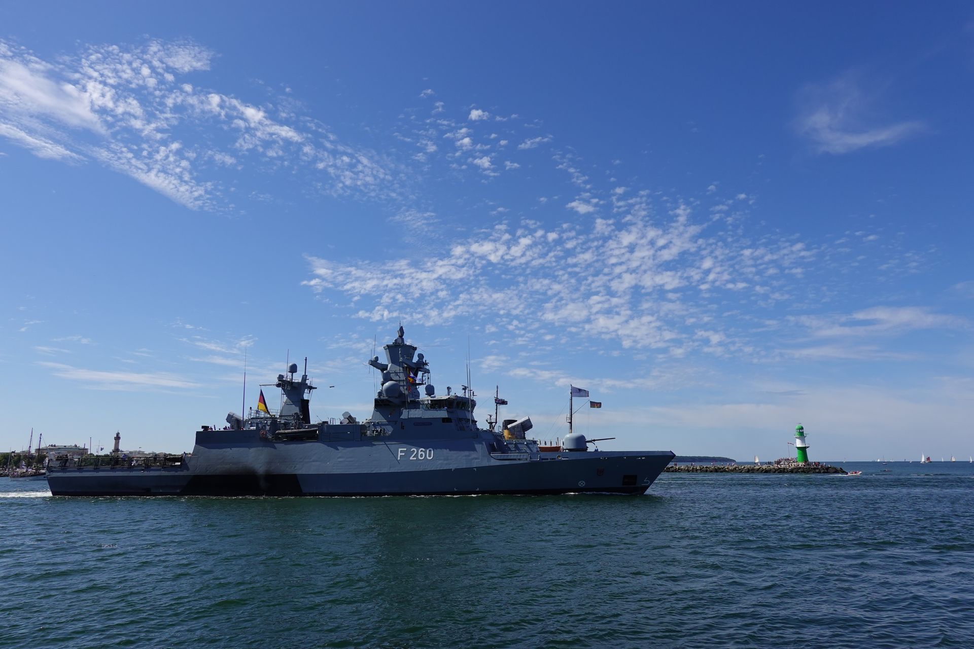 Schiff vor Leuchtturm Warnemünde