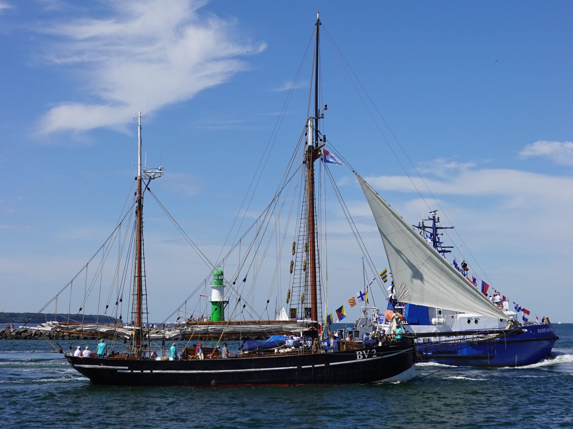 Schiff vor Leuchtturm Warnemünde