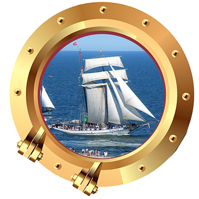 Ein Segelboot ist durch ein Bullauge im Meer zu sehen