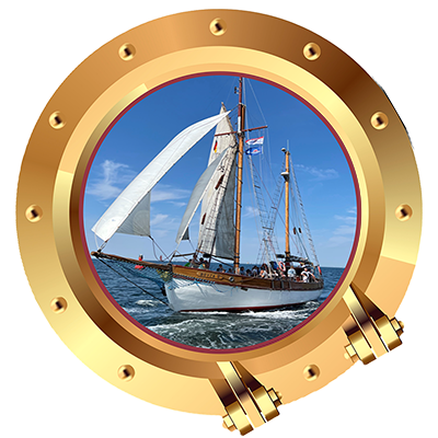 Ein Segelboot ist durch ein Bullauge auf weißem Hintergrund zu sehen