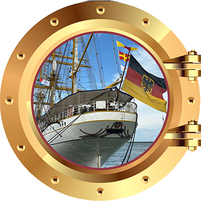 Ein Blick durch ein Bullauge auf ein Schiff mit einer deutschen Flagge
