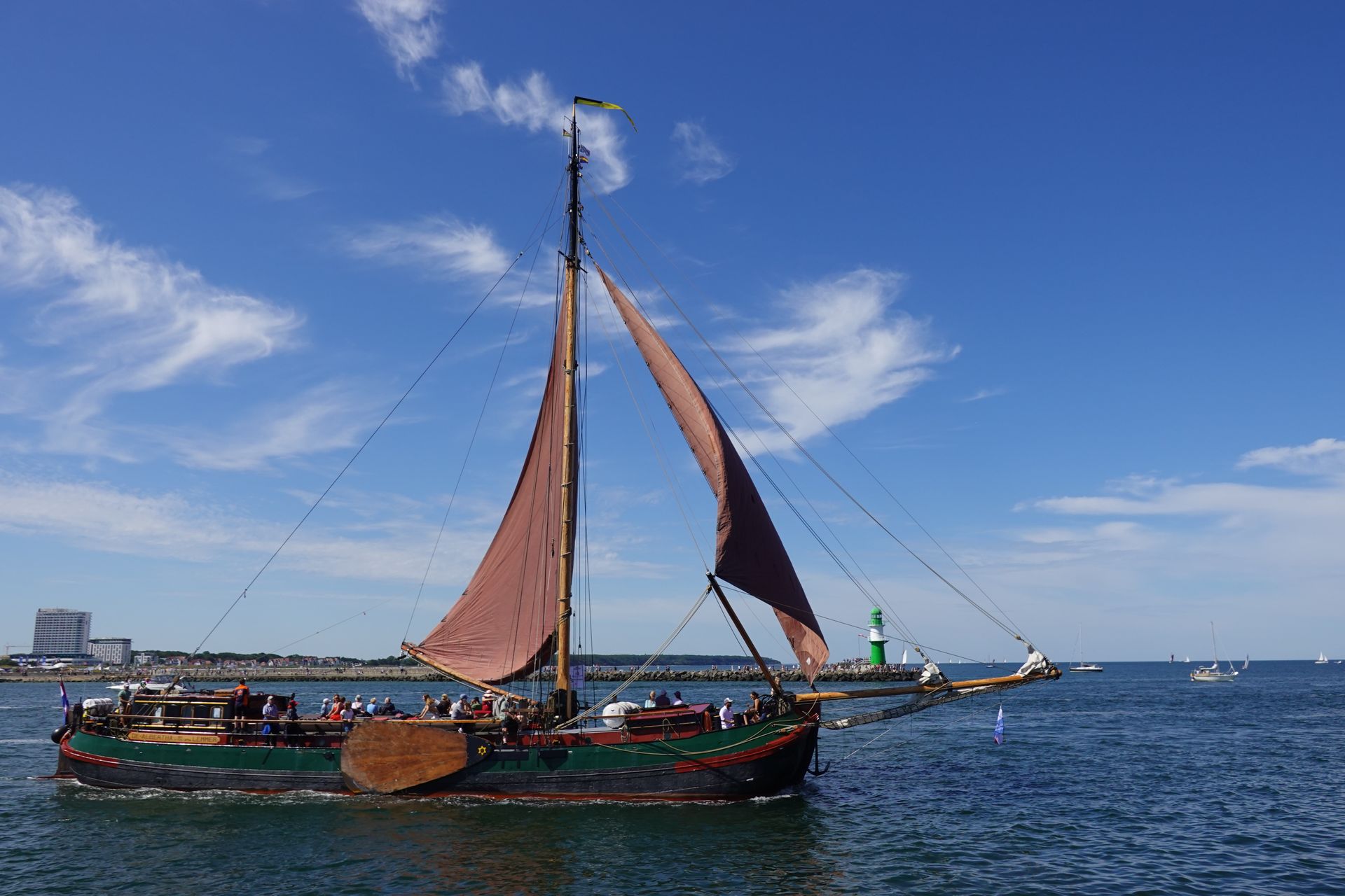 Schiff vor Leuchtturm Warnemünde