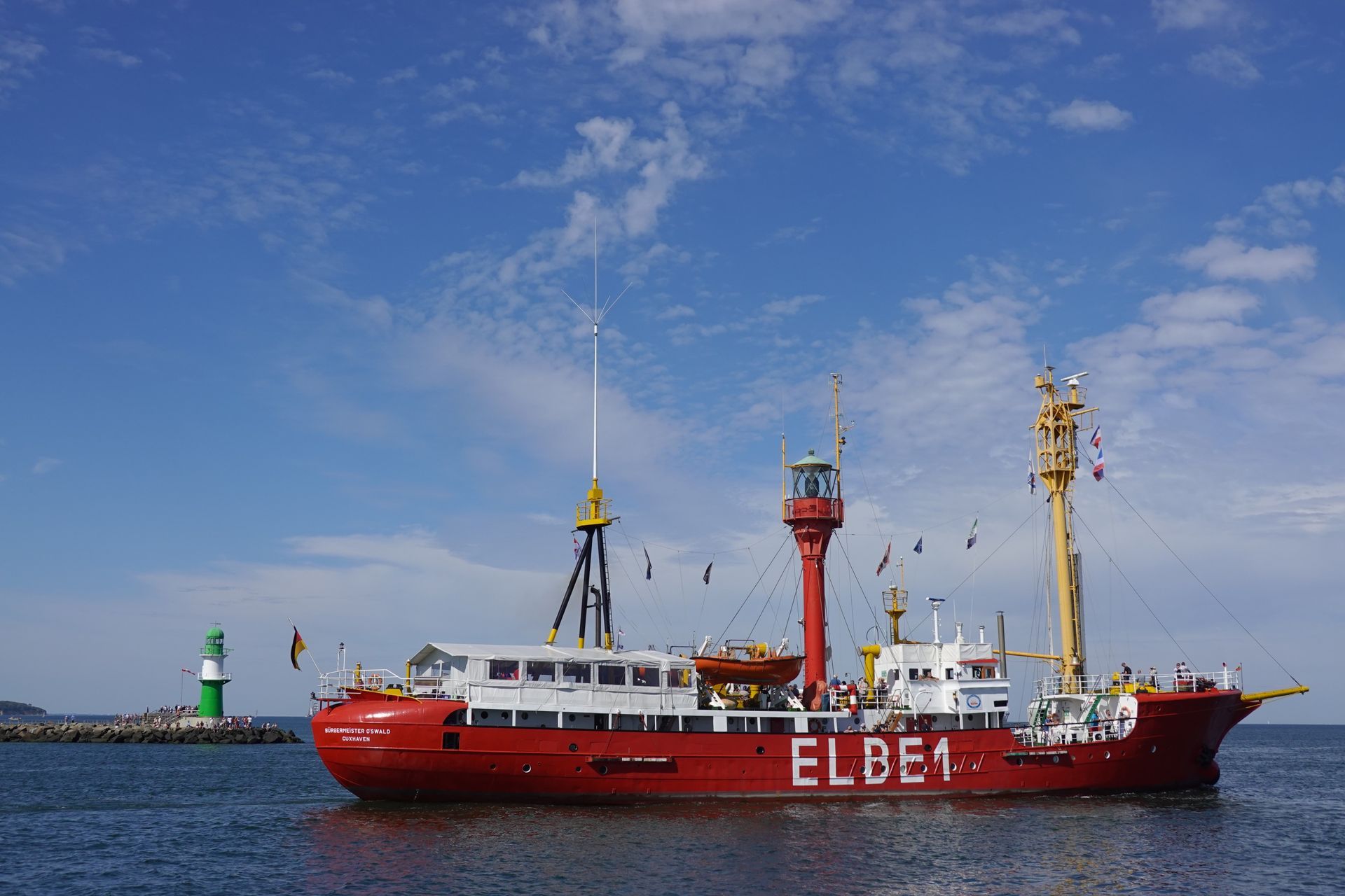Schiff vor Leuchtturm Warnemünde