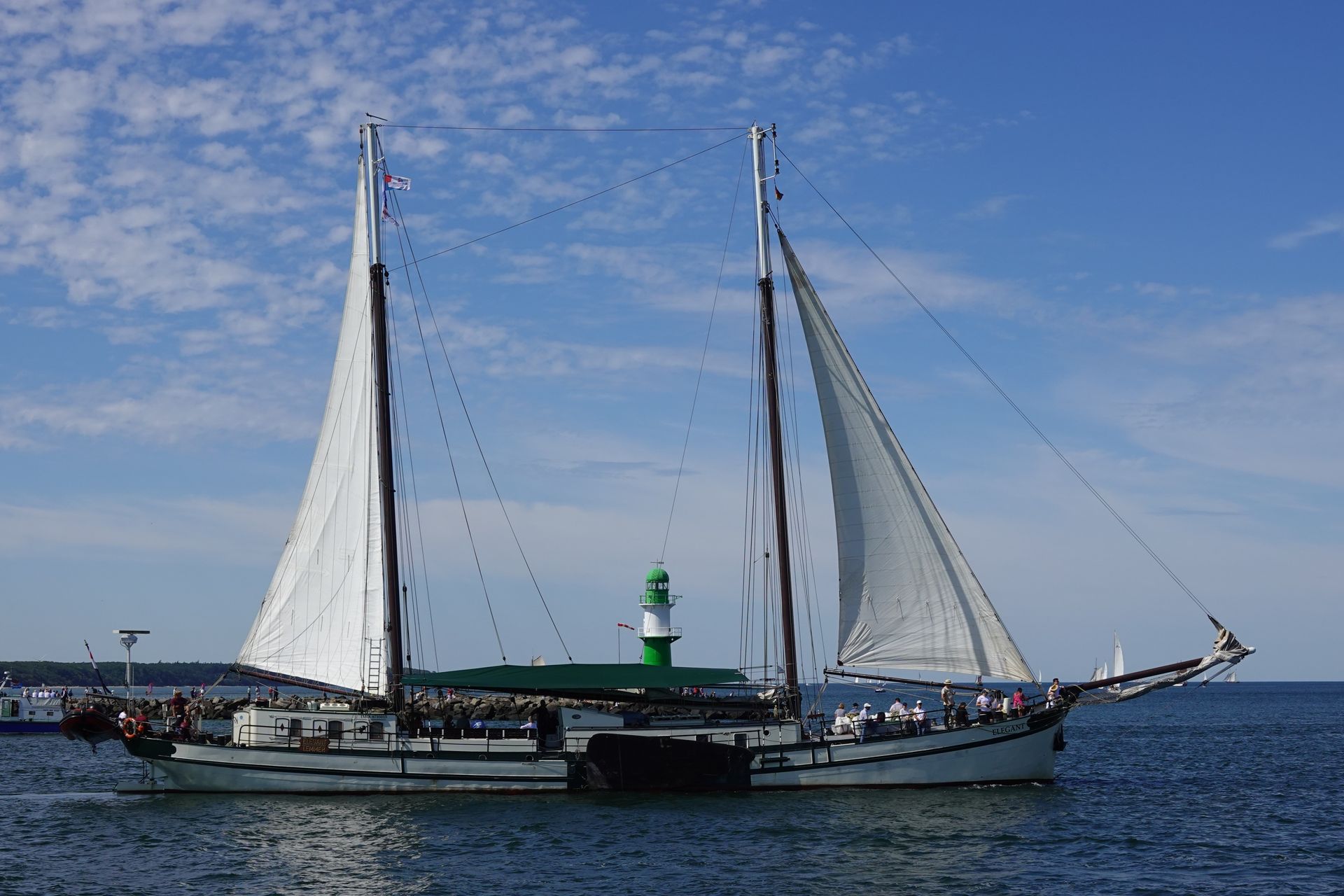 Schiff vor Leuchtturm Warnemünde