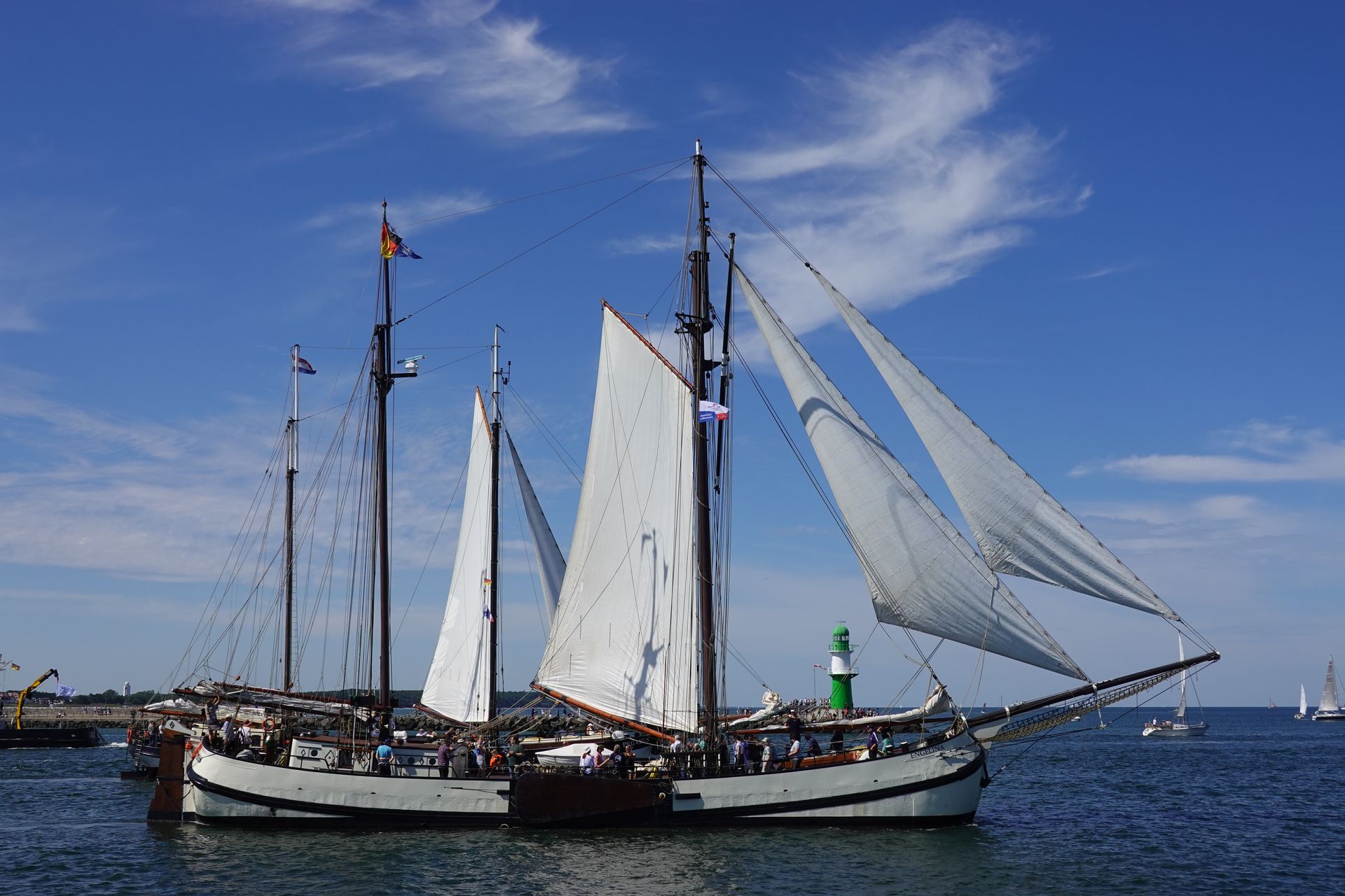Schiff vor Leuchtturm Warnemünde