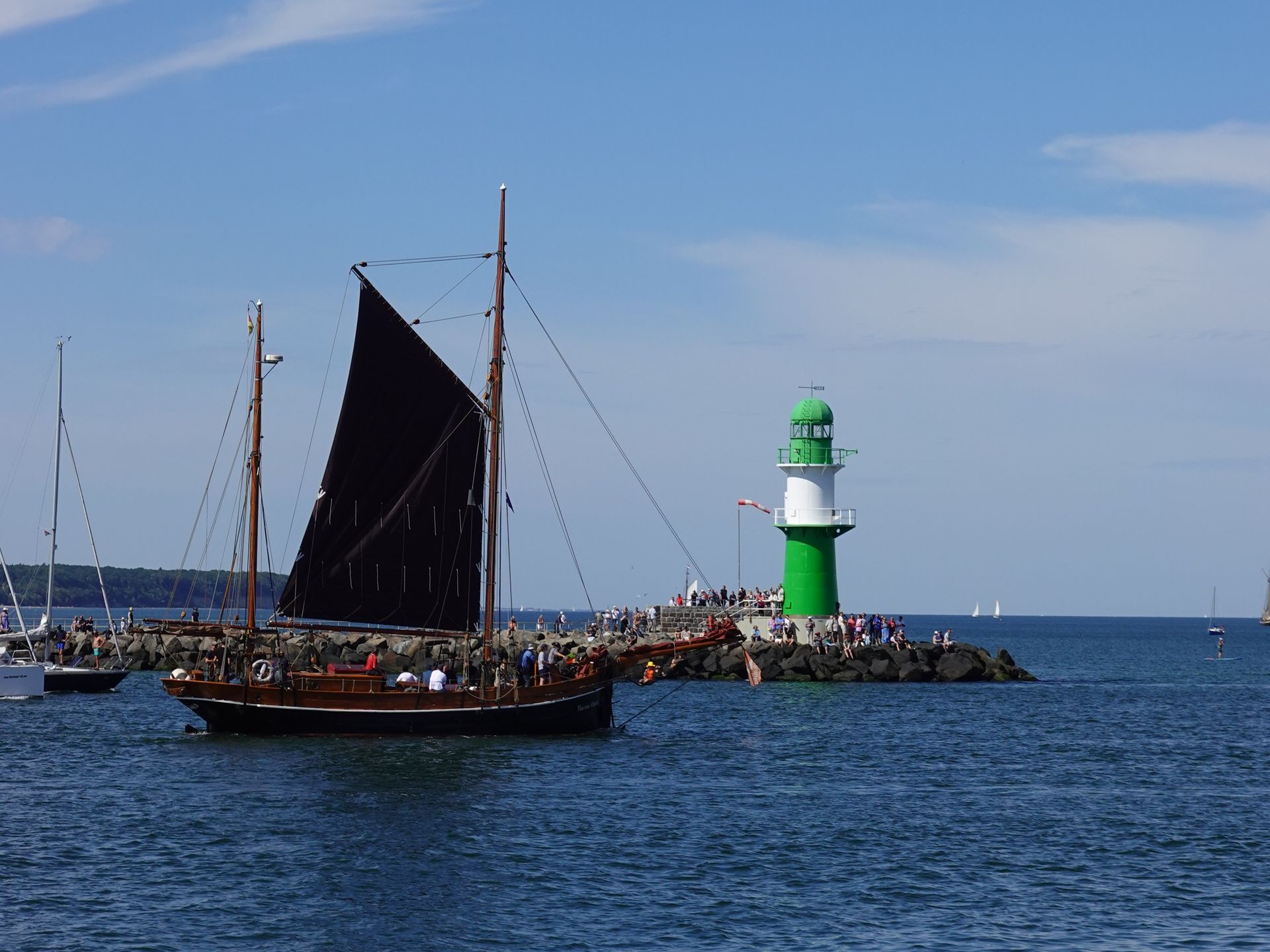 Schiff vor Leuchtturm Warnemünde