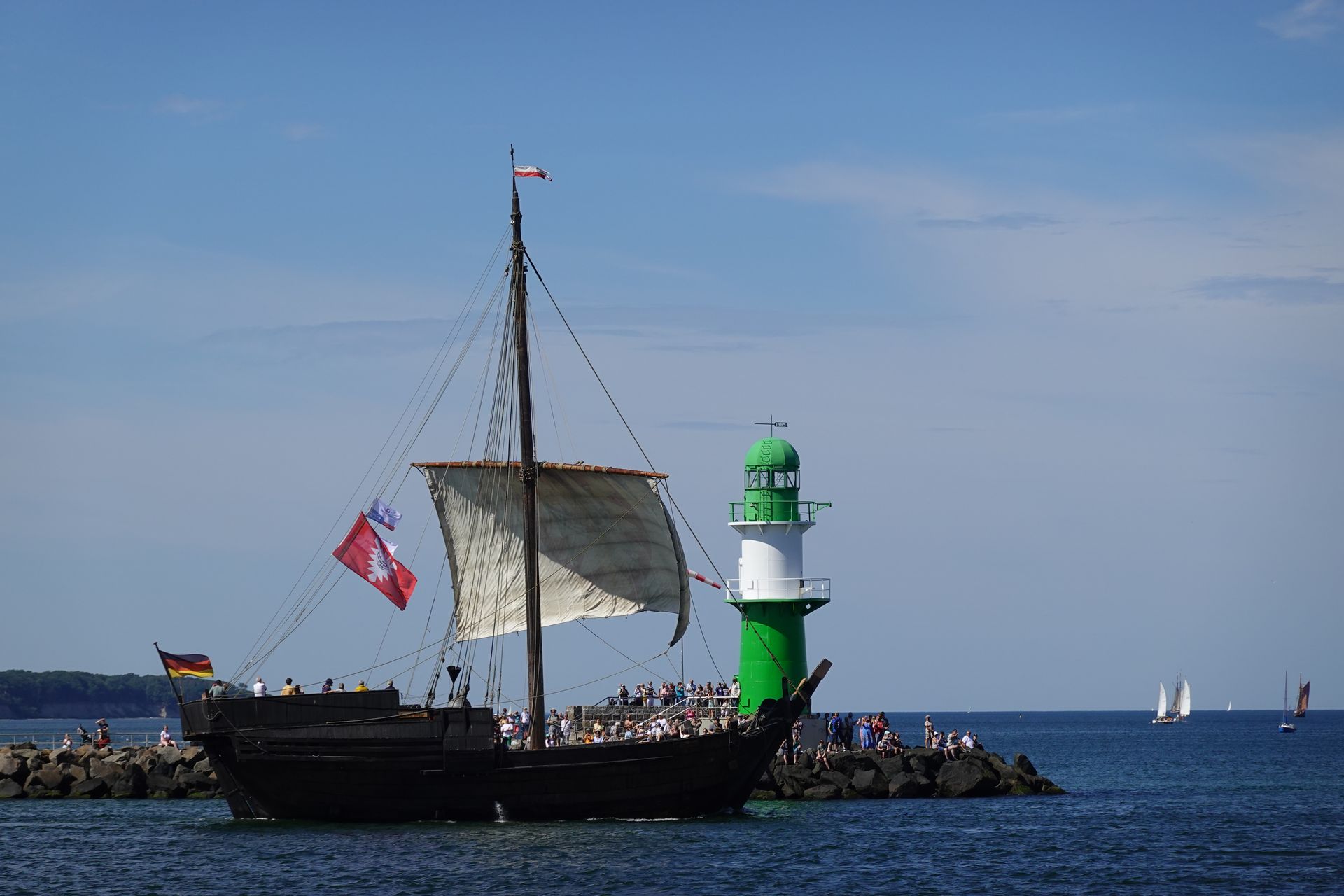 Schiff vor Leuchtturm Warnemünde