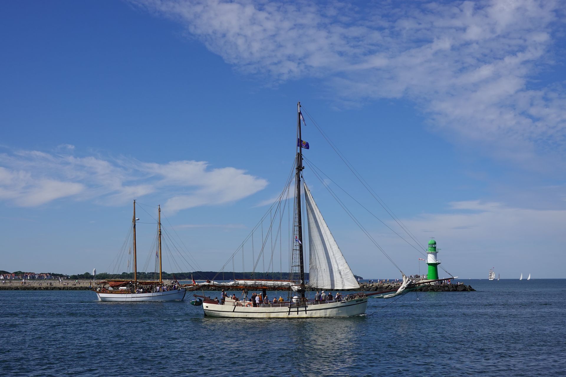 Schiff vor Leuchtturm Warnemünde