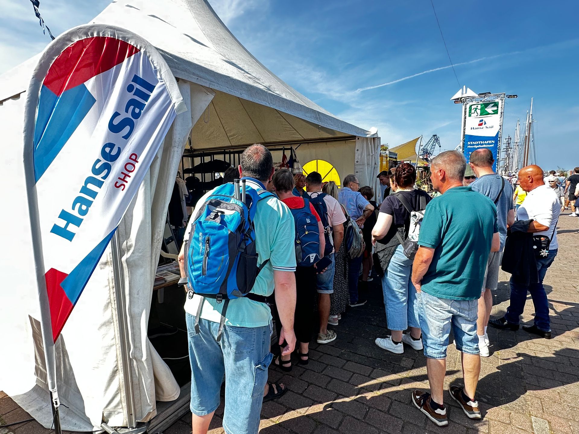 Besucher an einem Verkaufsstand