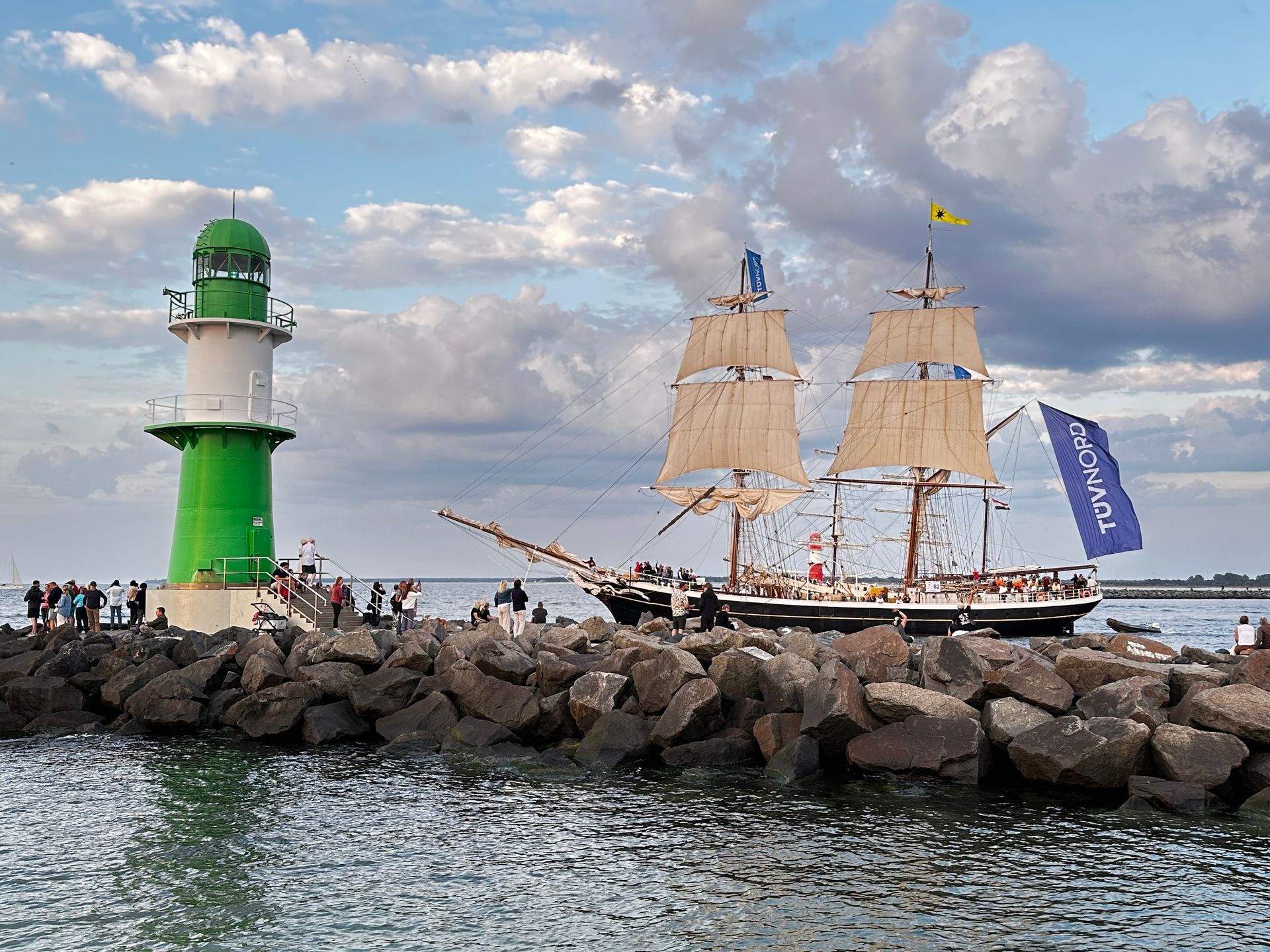 Schiffe bei einer Abendausfahrt auf der Hanse Sail 2025