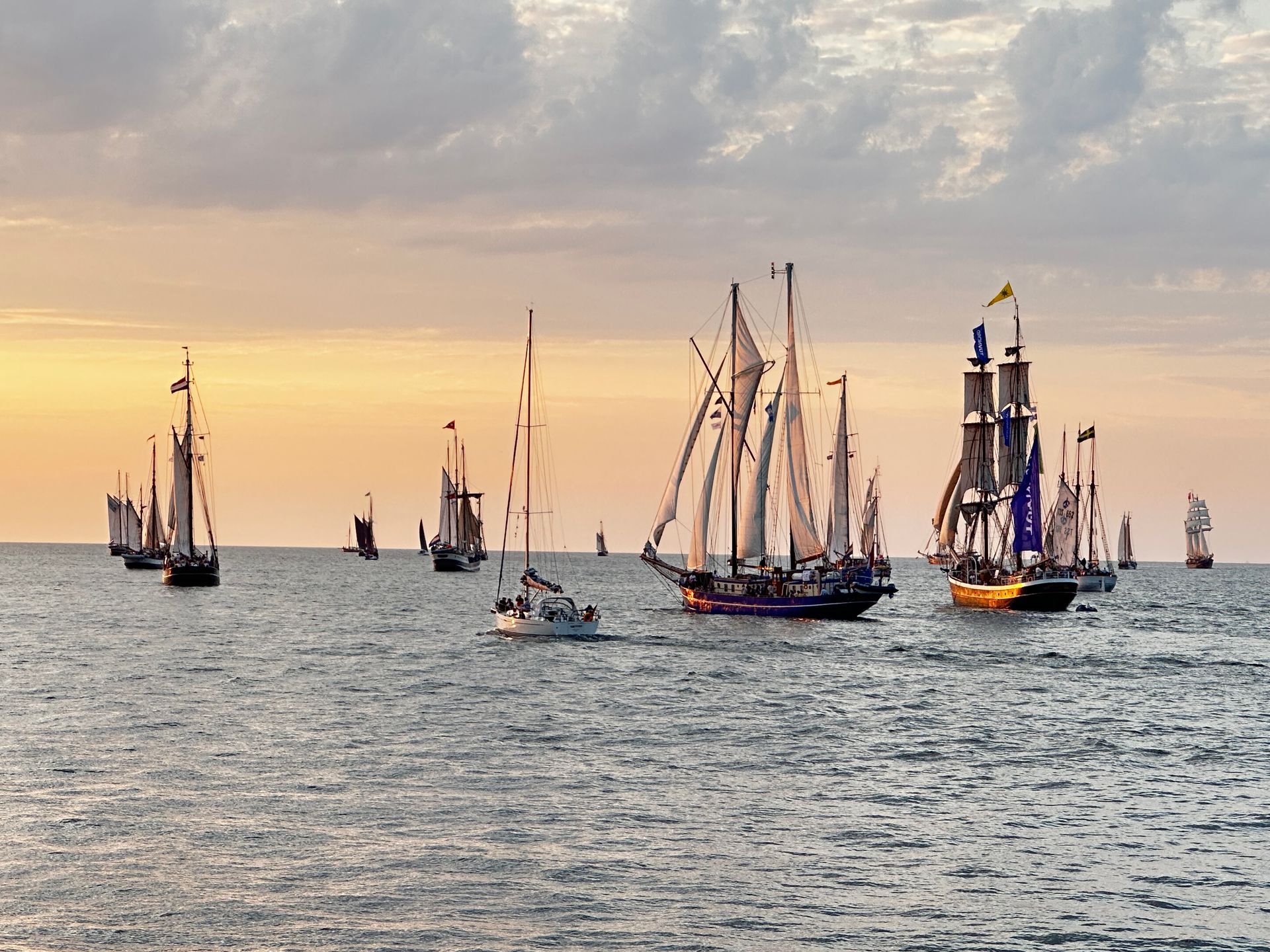 Viele Segelschiffe befahren das Meer