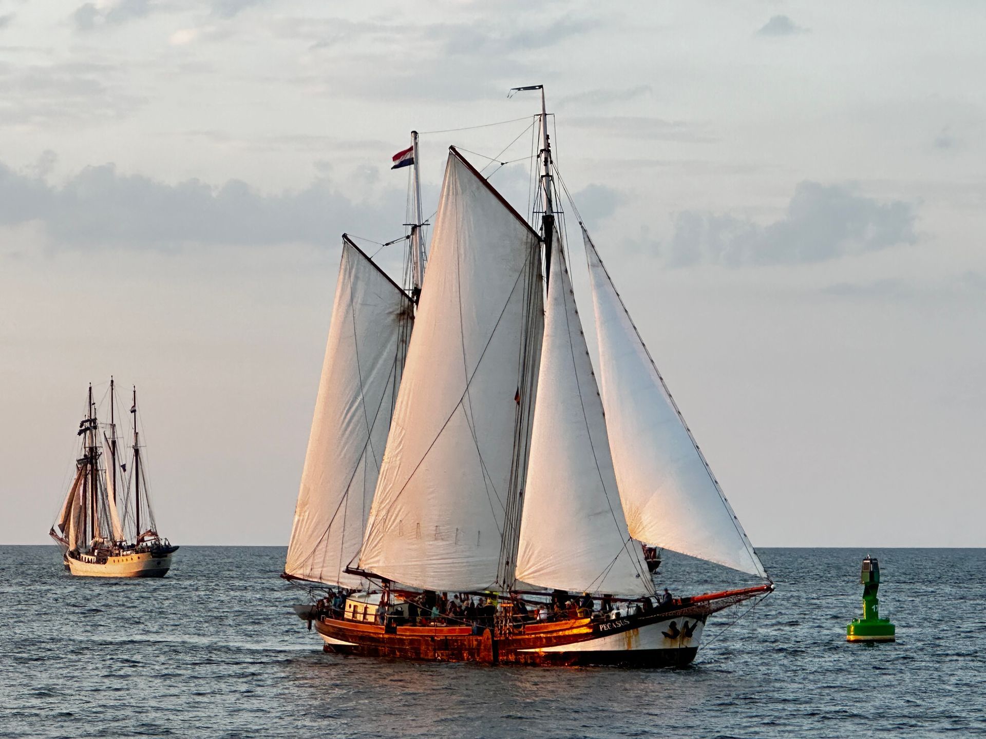 Ein Segelschiff fährt auf der Ostsee