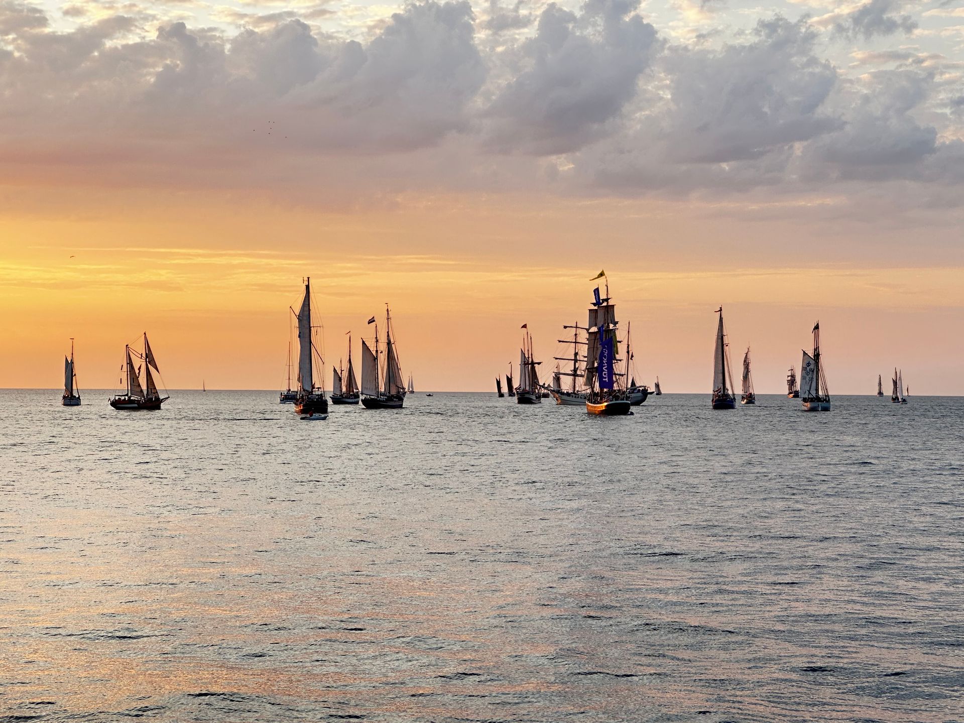 Segelschiffe im Abendrot des Sonnenuntergangs
