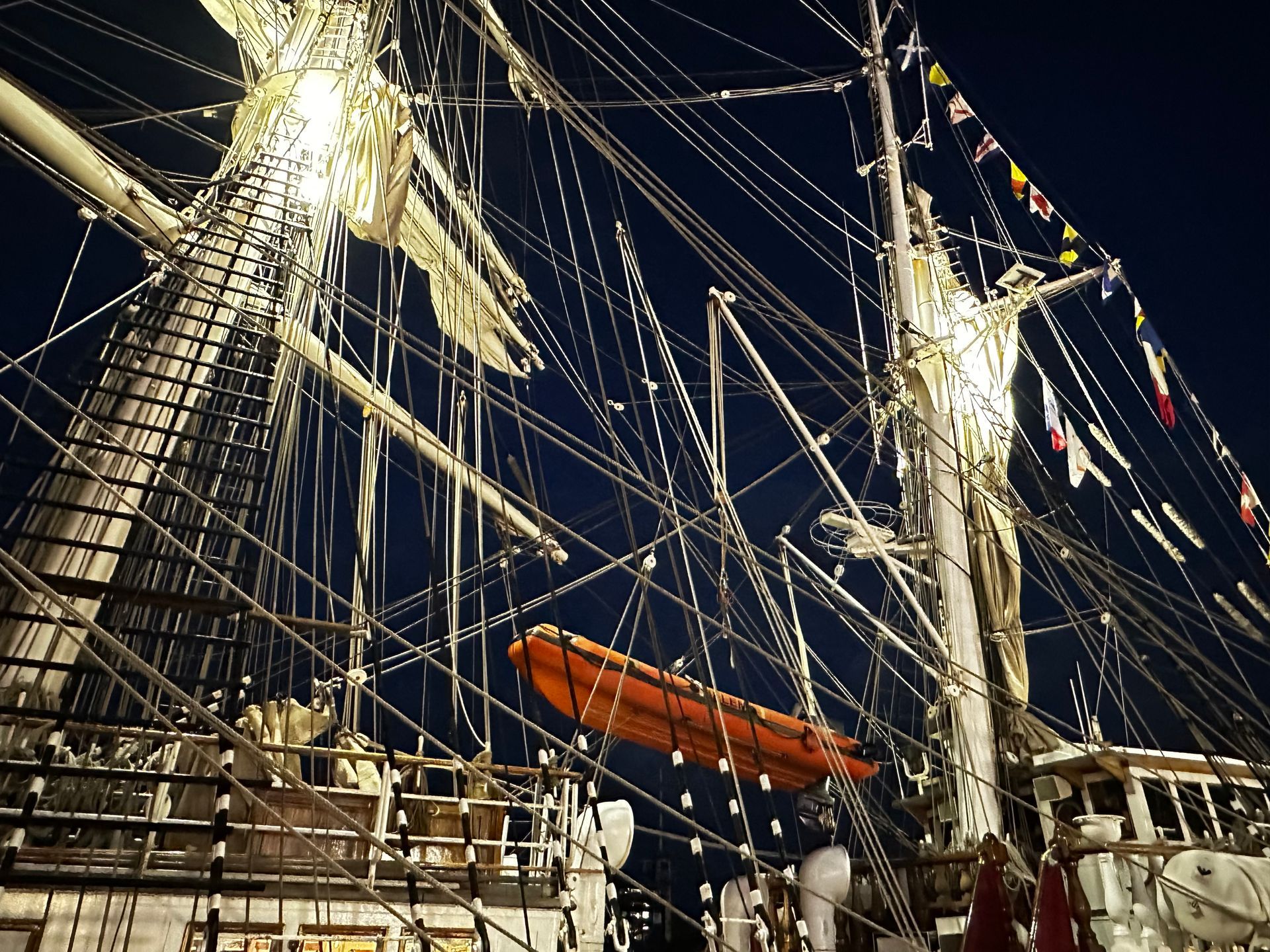 Beleuchtung an den Masten der Belem