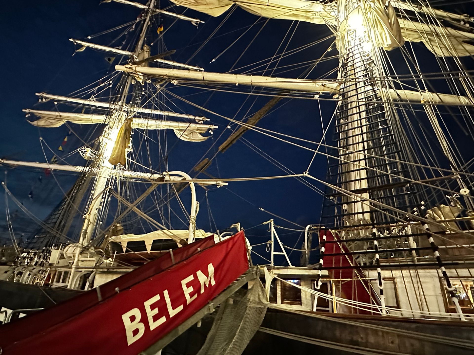 Eine Gangway der Belem mit Banner