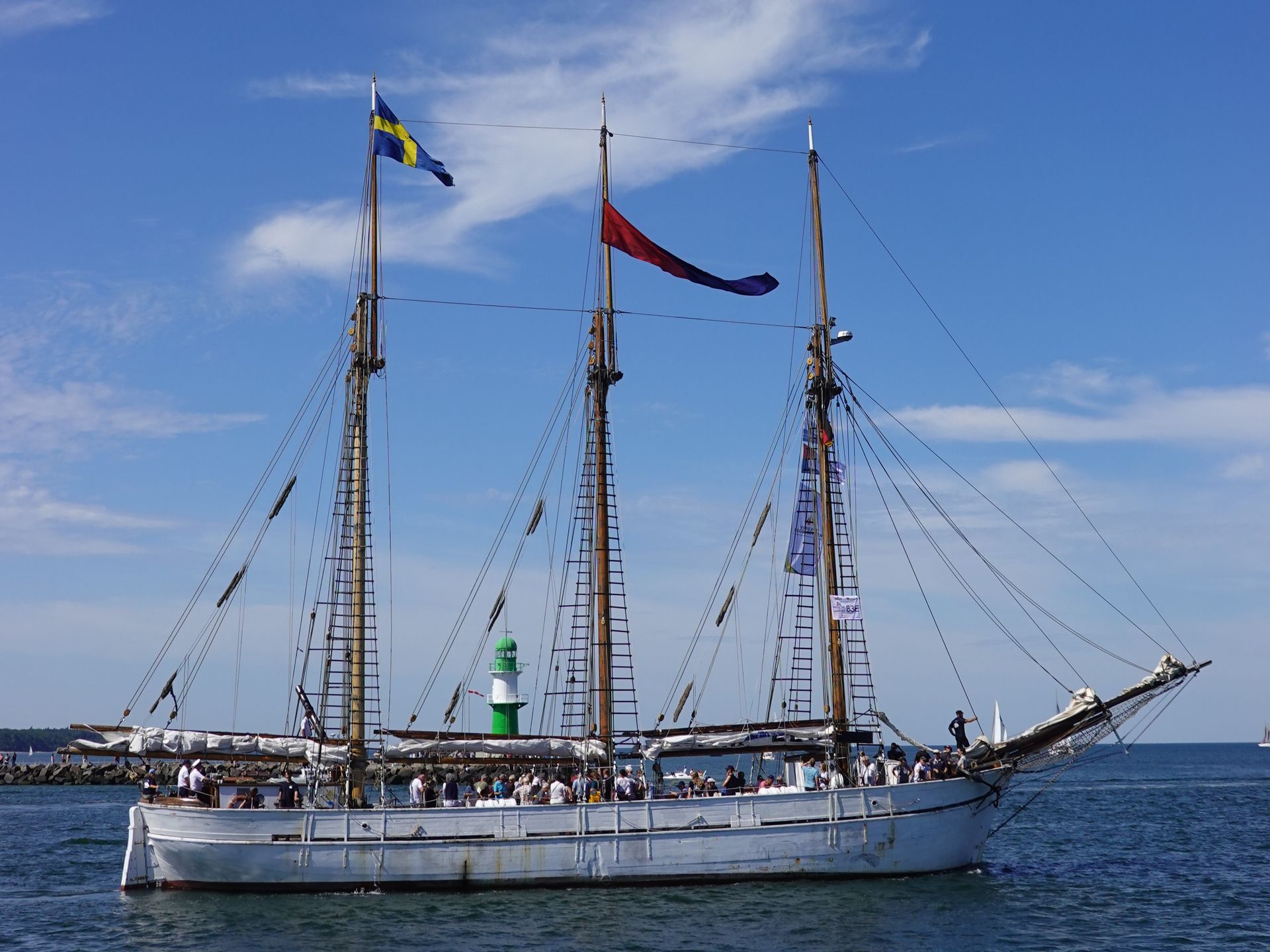 Schiff vor Leuchtturm Warnemünde