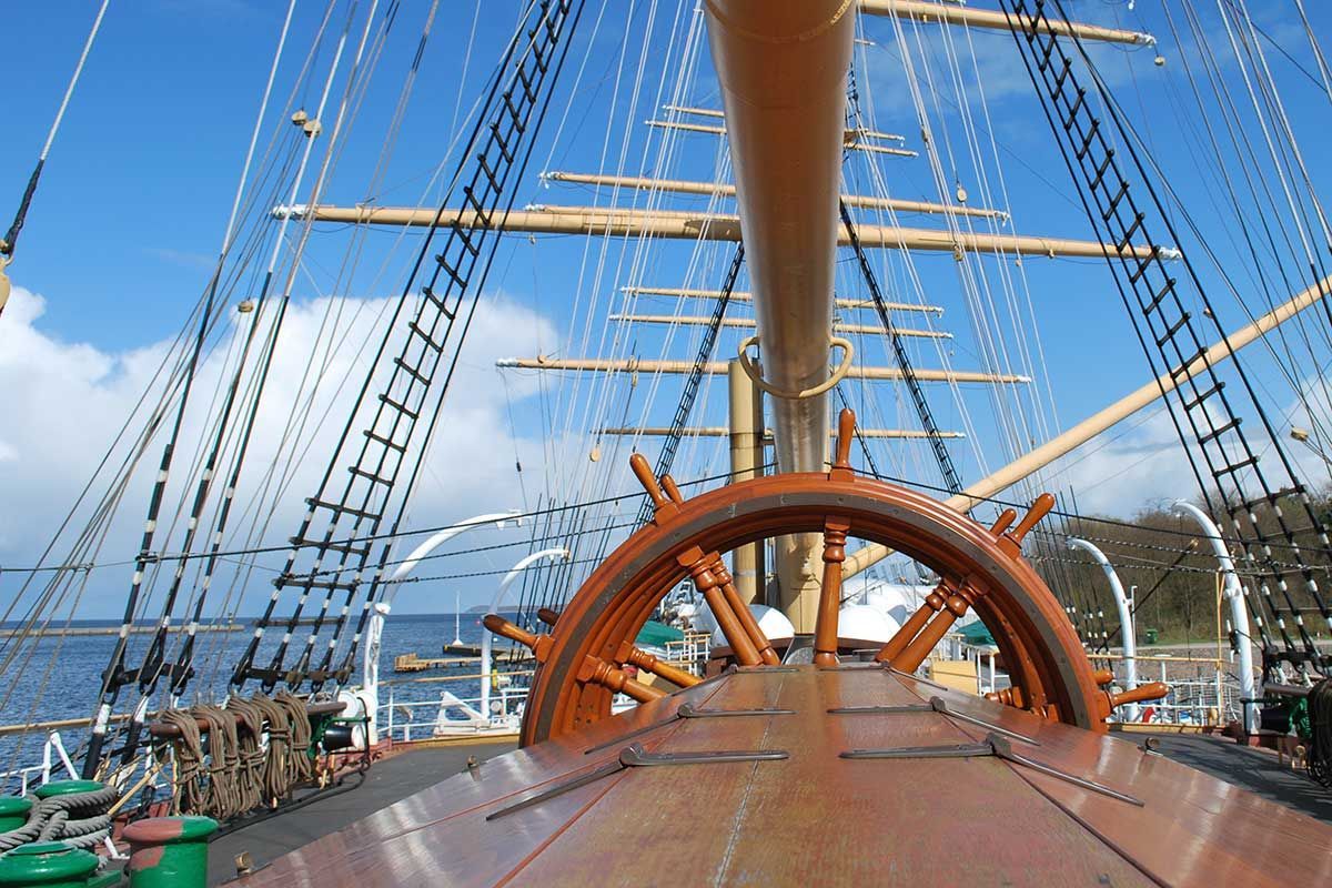 Ein großes Schiff mit einem Steuerrad auf dem Deck