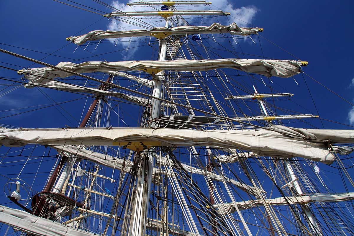 Blick auf die Masten eines Großseglers vor einem blauen Himmel