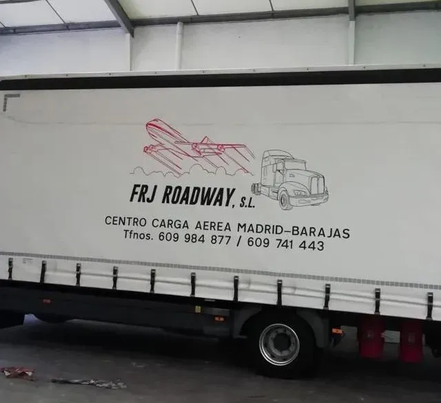 Un camión blanco con la palabra frj roadway en el costado