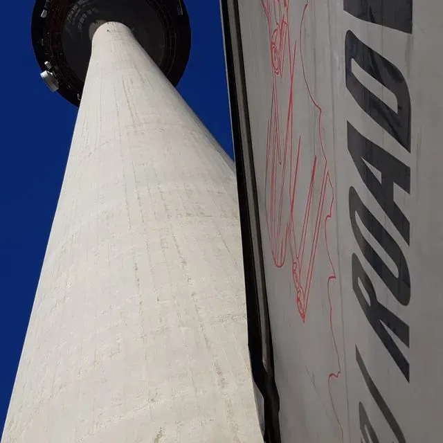 Un poste blanco con la palabra carretera escrita en él