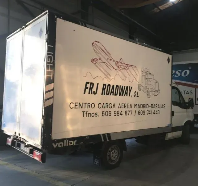 Una camioneta blanca que dice frj roadway en el costado