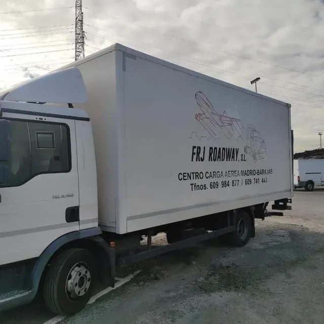 Un camión blanco con la palabra fri roadway en el costado