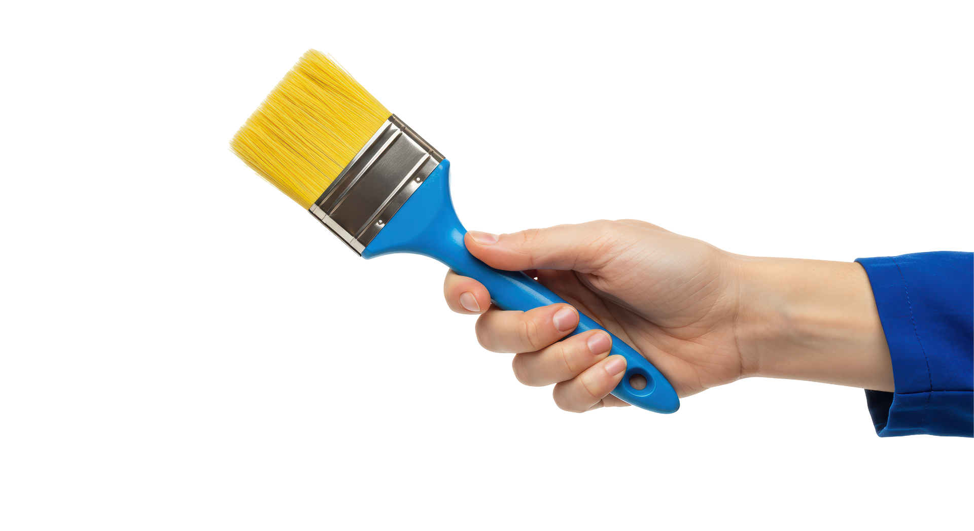 Main tenant un pinceau bleu à poils jaunes, prêt à peindre.