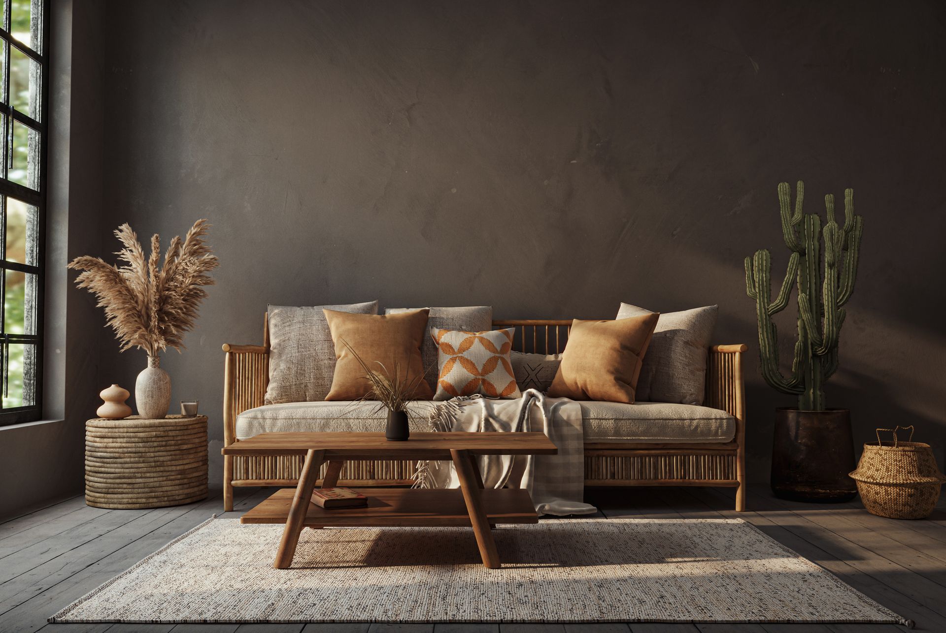 Salon confortable avec canapé marron, meubles en bois, cactus, tapis neutre et fenêtre.