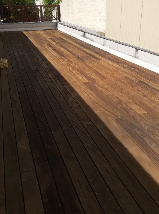 Peinture à la main d'une clôture en bois avec un pinceau ; décor extérieur.