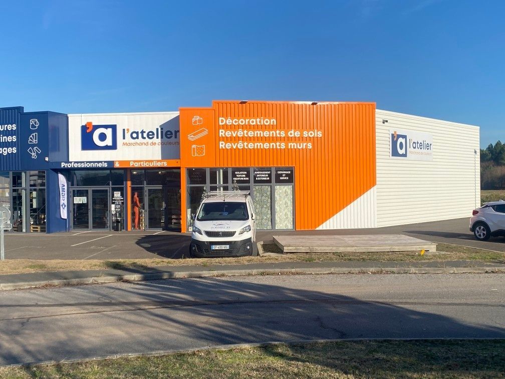 Extérieur d'un bâtiment avec échafaudage, montrant des textures de murs et de fenêtres en pierre et en stuc.