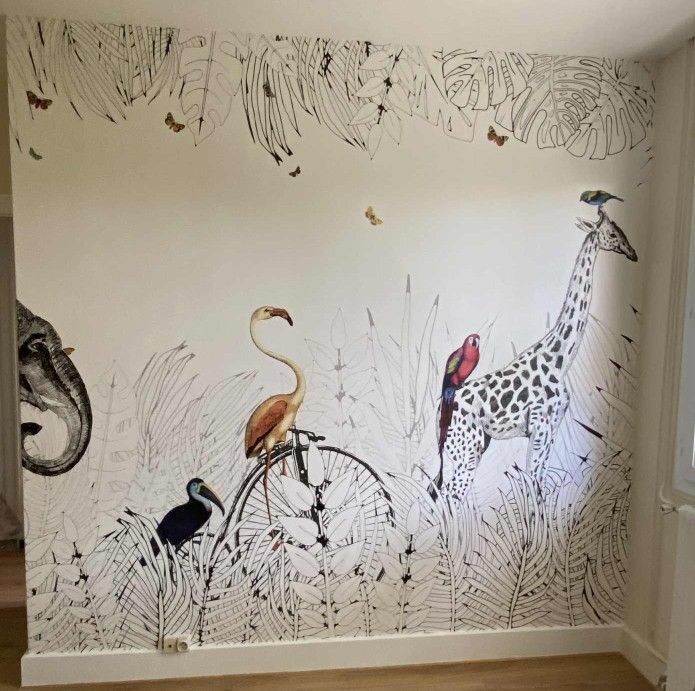 Chambre avec une grande fenêtre montrant un sommet de montagne enneigé contre un ciel bleu, lit au centre.