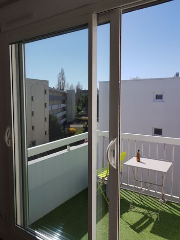 Baie coulissante alu blanche avec poignée ronde pour logement étudiant Montpellier 