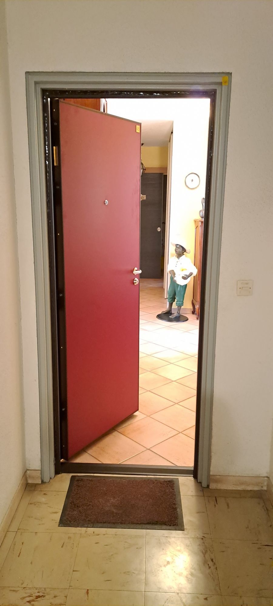 Pose de porte d'entrée d'un appartement dans un immeuble de Montpellier