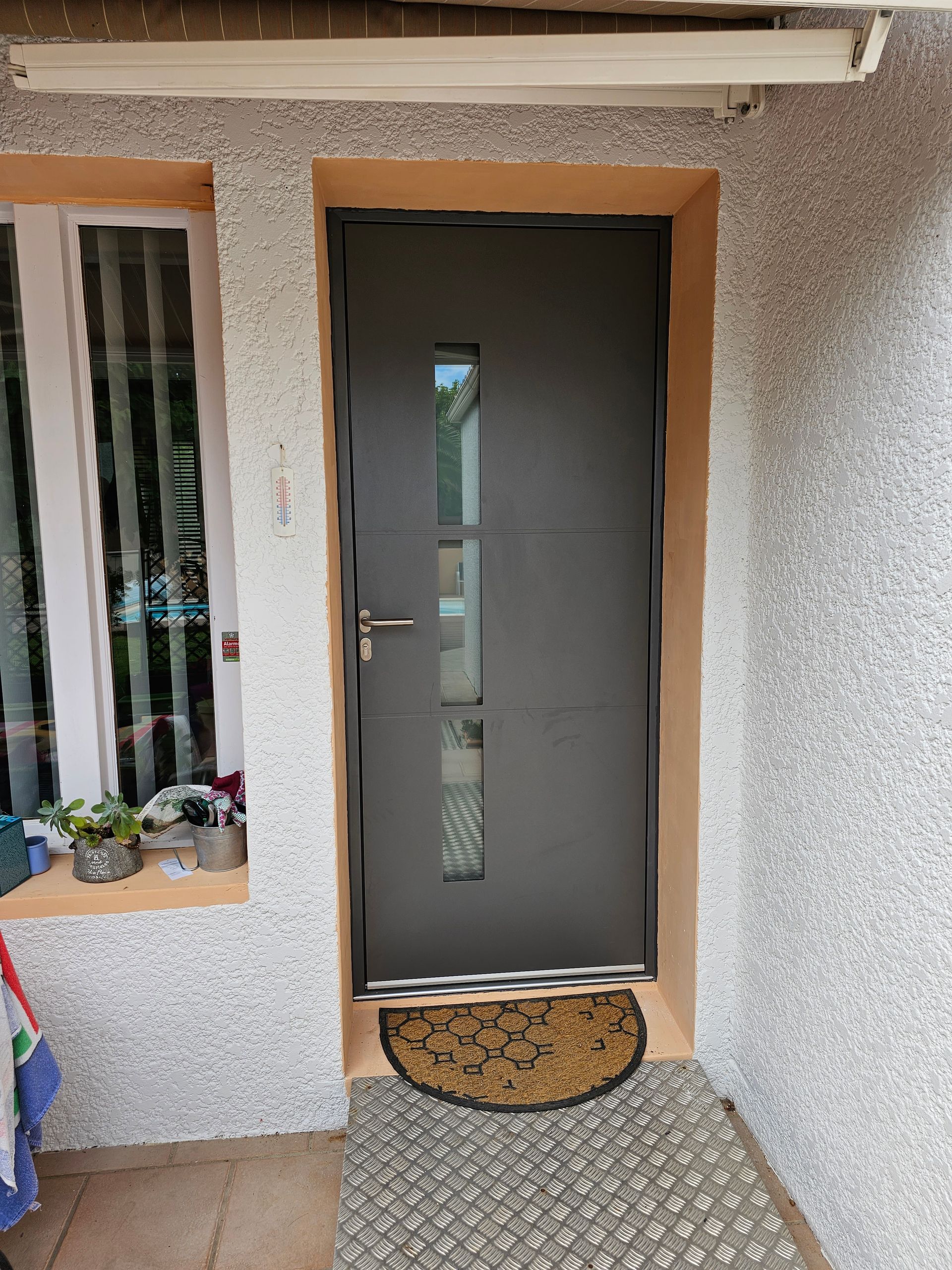 Pose de porte d'entrée à Aigues-Mortes