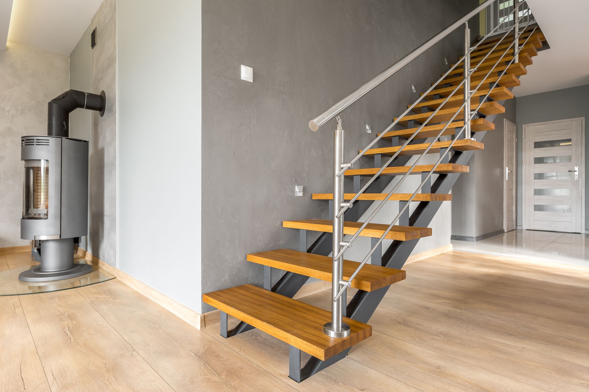 Escalier en bois avec rambarde et garde-corps à Nîmes