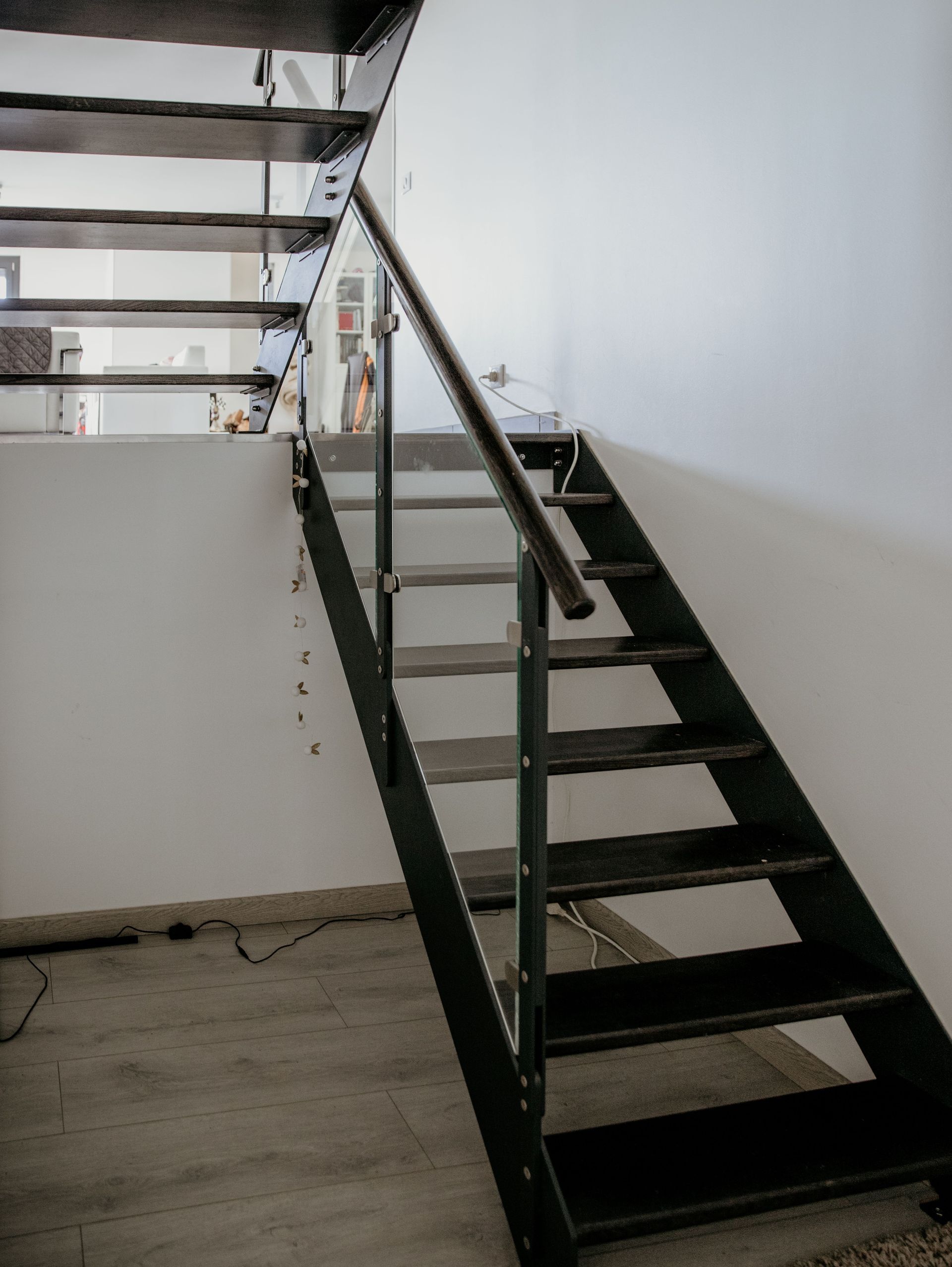 Pose d'escalier moderne avec éclairage à Bézier