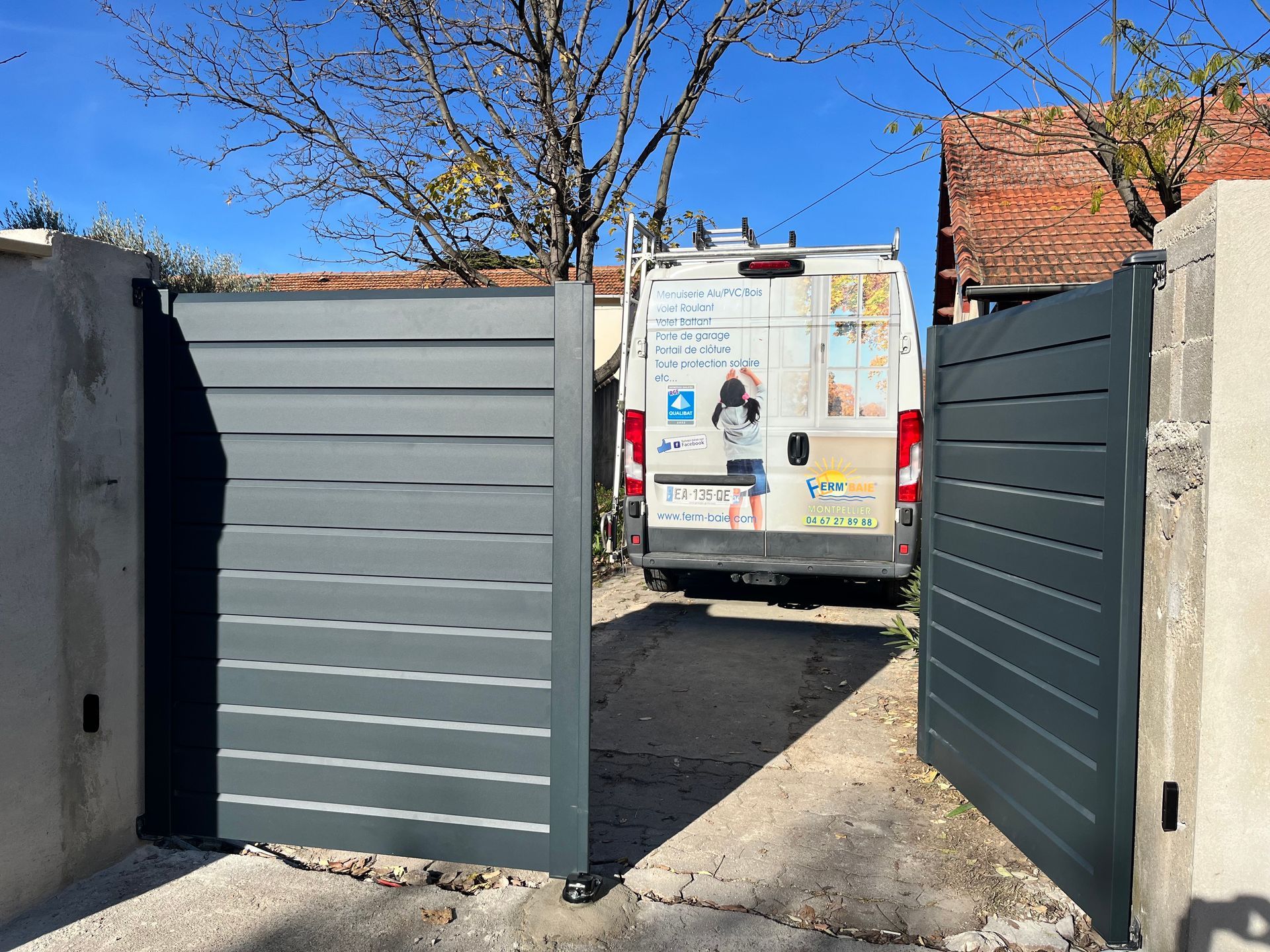 Portail en aluminium gris anthracite