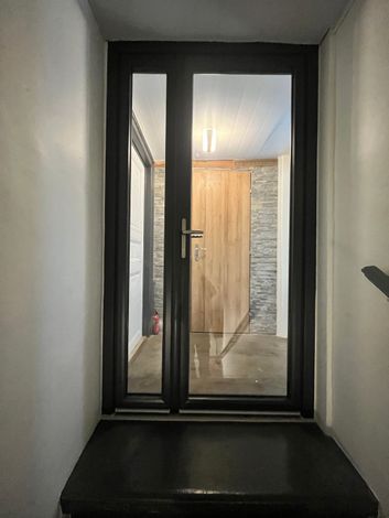 Menuisierie Alu avec 1 partie fixe pour cabinet medical Montpellier 
