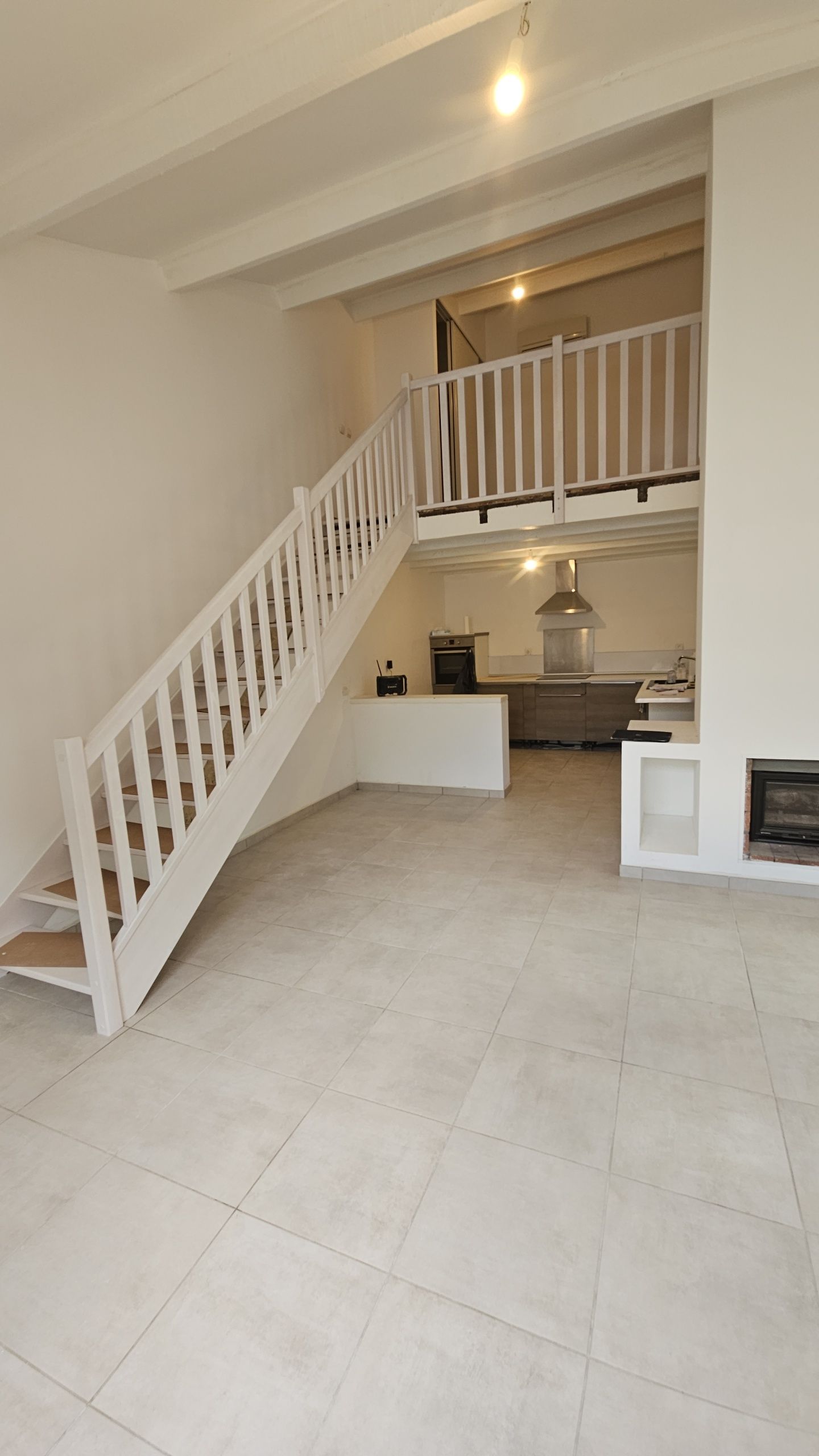 Escalier en bois dans un studio